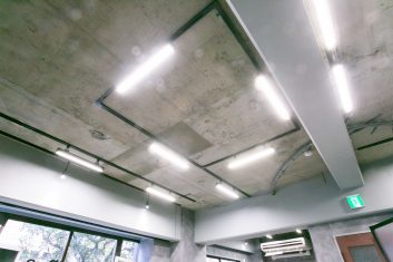 現代的なデザインの美容室の内装で明るいLED照明が設置されたコンクリートの天井