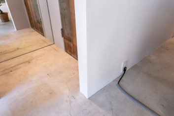 モダンな美容室の内装、洗練されたコンクリートの床と清潔感を感じさせる白い壁