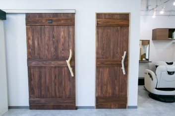 モダンな美容室のスタッフ専用エリアへの木製ドア