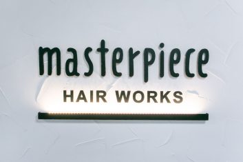 エレガントな壁掛けサイン「masterpiece HAIR WORKS」