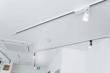 現代的な美容室の内装で、白い壁と天井、スタイリッシュな照明が特徴的な空間